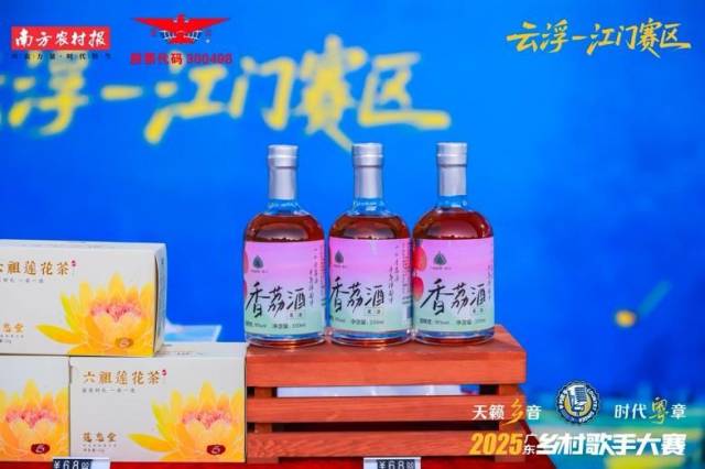 广场设置多个特色摊位，吸引市民围观驻足。