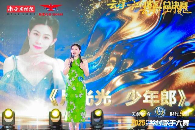 刘园园演唱原创歌曲《月光光，少年郎》。