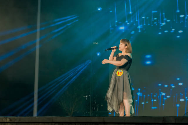 张帆演唱《不要对他说》。  