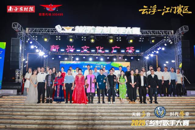 选手、评委与领导嘉宾合影留念。