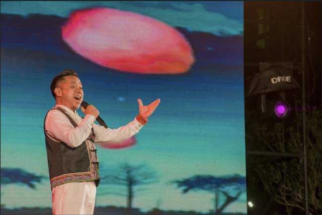 梁志红演唱《土家酒歌》。