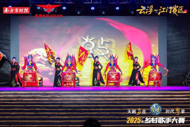 《龙腾旗舞》鼓乐表演拉开大赛序曲。