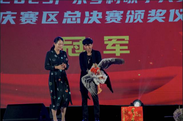 冠军获奖励大鹅一只。  