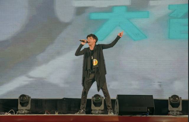 谢国宝燃情演唱《皮囊》。  