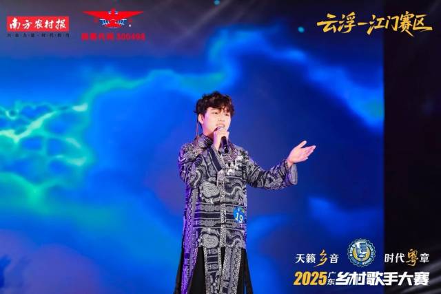 李富恒演唱《星星伴月亮》。