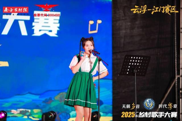 陈俊企表演《家住乡村多自在》。