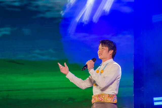 余元刚演唱《草原恋》。  