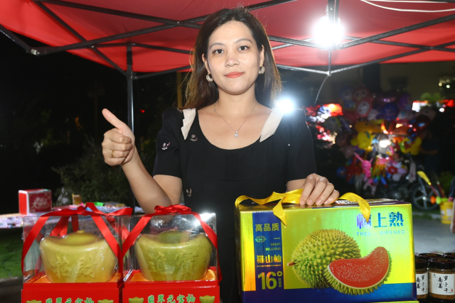 招财进宝形状的柚子成为当晚最受青睐的农特产品。 