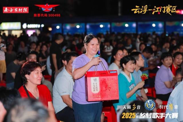 现场有奖问答、抽奖环节气氛热烈。