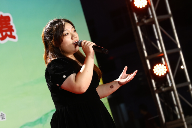 陈柯颖演唱《珠玉》。  