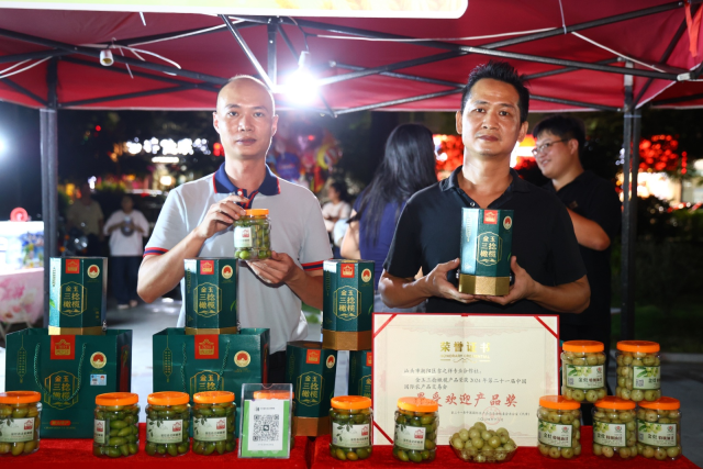 汕头市潮阳区吉之祥专业合作社展示镇店之宝：金玉三捻橄榄。  