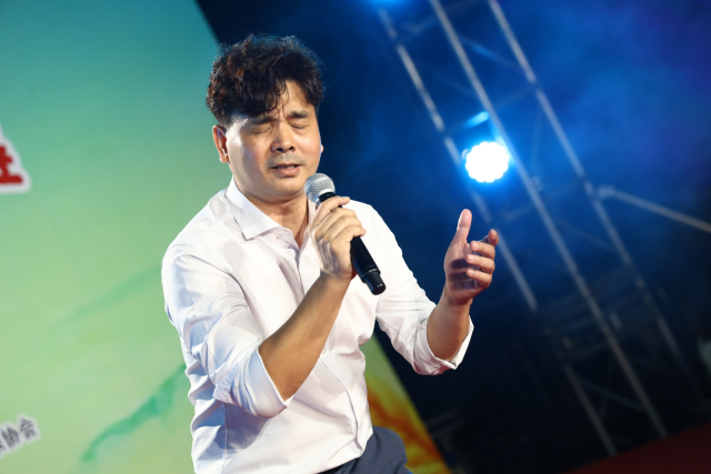 王常亮以原创歌曲《月茫茫》表达对父亲的思念之情。 