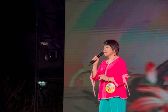 竹乡五姑娘演唱《轻舟情万缕》。  