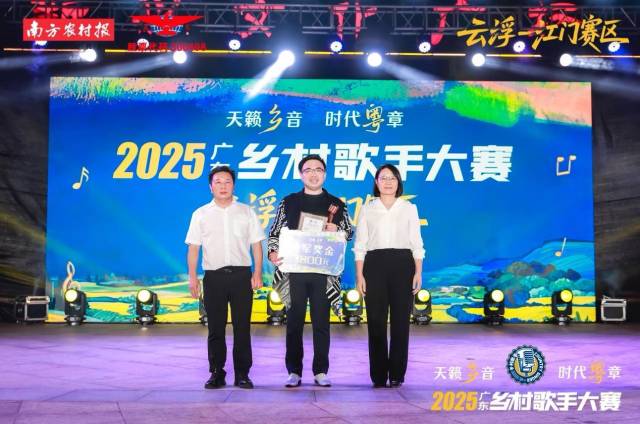 新兴县人大副主任、 代理主任苏榕华，新兴县人民政府副县长黎兰芬为季军梁杰颁奖。