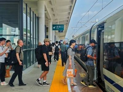 梅龙高铁开通运营满一周年，到发旅客突破800万人次