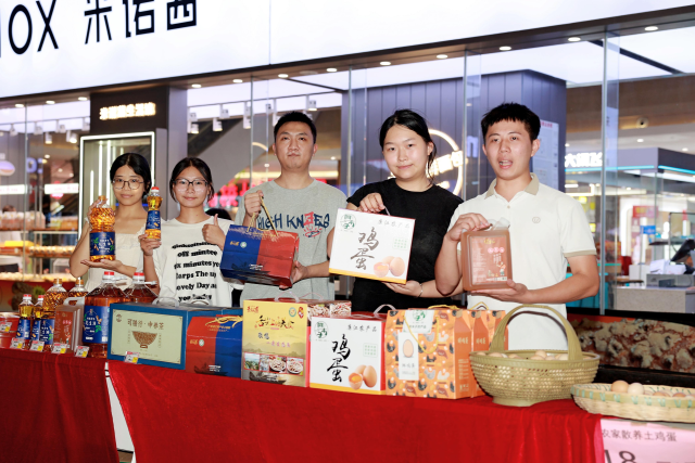 湛江赛区总决赛现场进行农产品推介展销。  