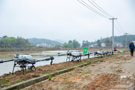 龙川县春耕大赛上亮相的播种无人机和植保无人机。 &nbsp;受访者供图