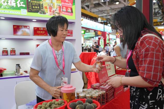 A股午评 | 三大指数小幅下跌 医药股持续强劲 光伏、物流等板块表现活跃