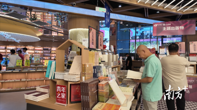 南国书香节喀什分会场活动吸引了当地阅读爱好者前来阅读购书。