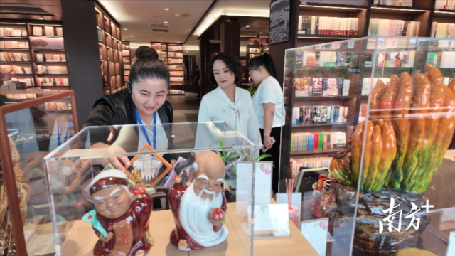 岭南阅读空间展出了彩瓷等广东特色的文创产品，吸引群众参观体验。