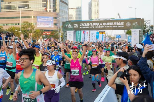 3月23日7點整，2024橫琴馬拉松鳴槍開跑。南方+記者 錢文攀 攝