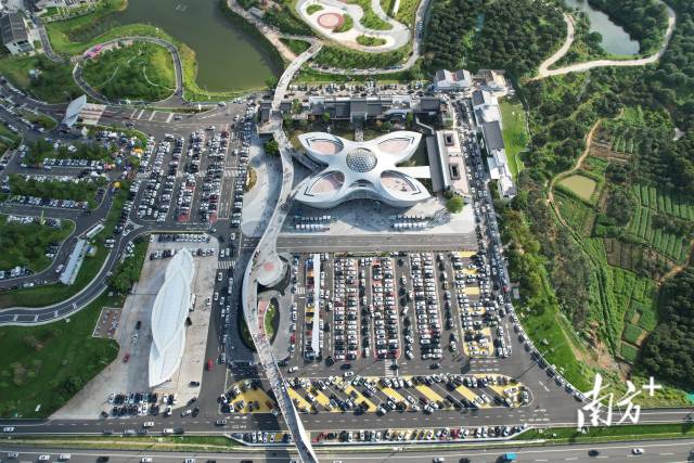 包茂高速柏桥服务区西区俯瞰,车流、人流密集。 包茂高速柏桥服务区西区俯瞰,车流、人流密集。