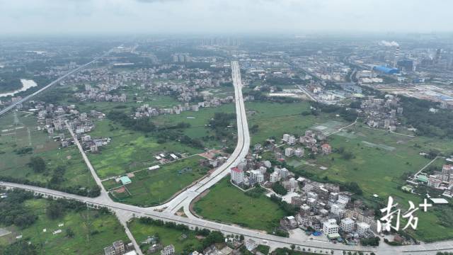 茂名市民大道西延线与中德大道交会点。   茂名市民大道西延线与中德大道交会点。