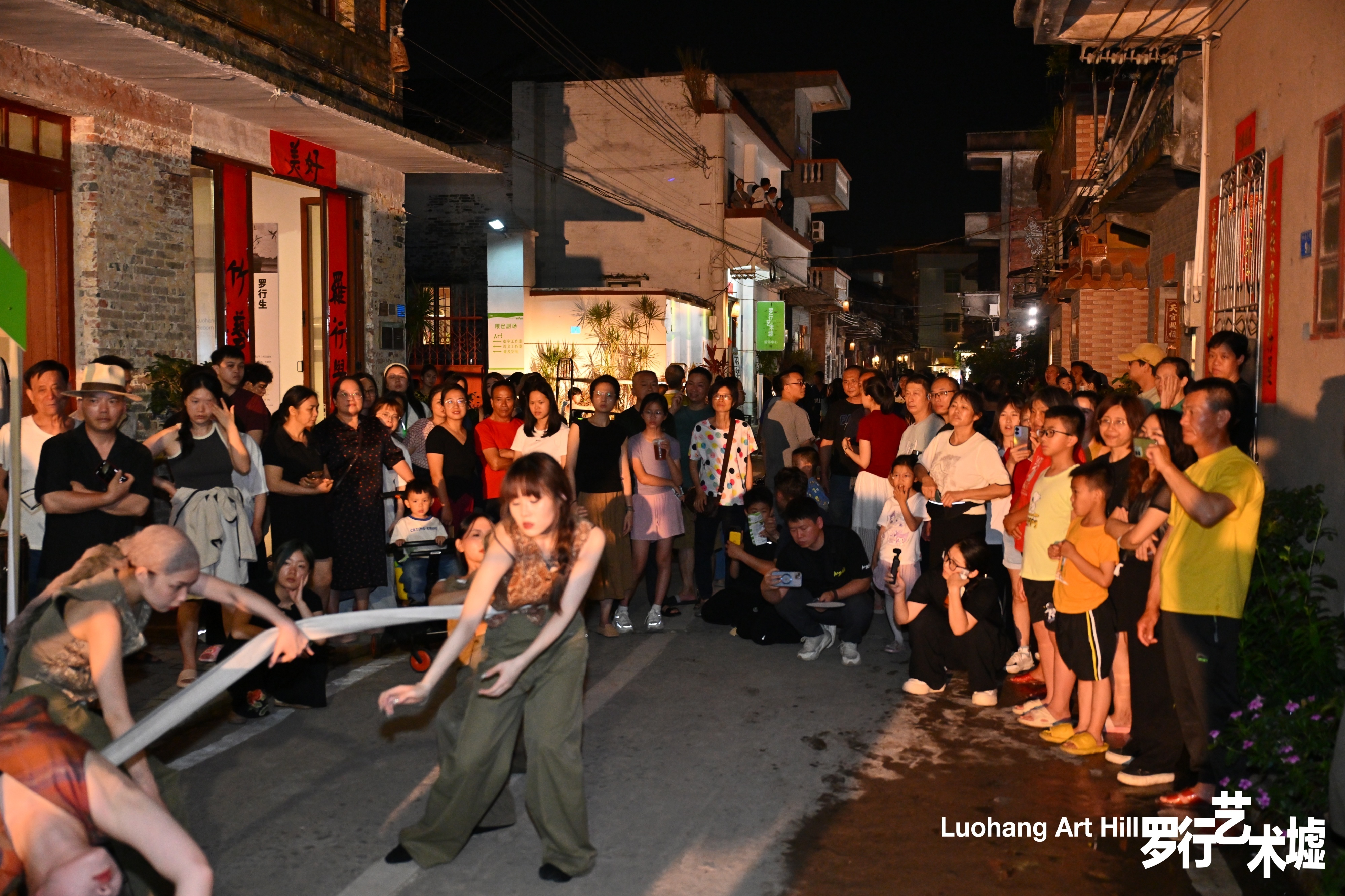 南海提出到2030年，将“墟游记”打造成全国知名的乡创品牌。图为2025年“五一”假期，丹灶罗行艺术墟活动现场。&nbsp; 丹灶镇供图