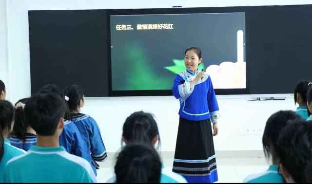 正在给学生们上课的陈力卓老师。