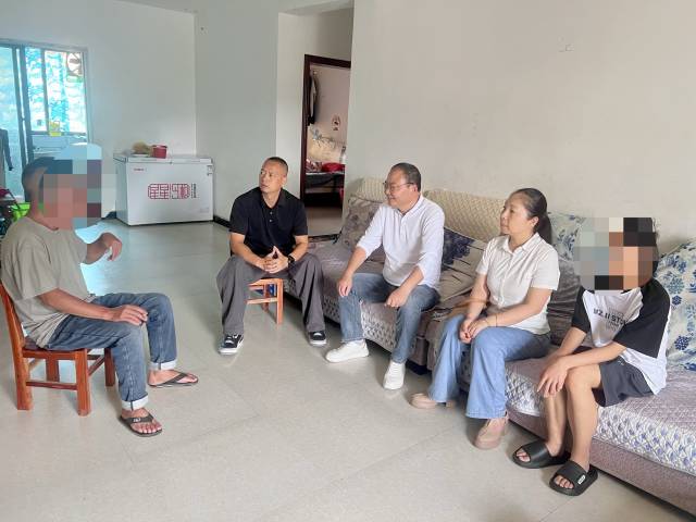 帮扶团队慰问学校困难学生家庭。