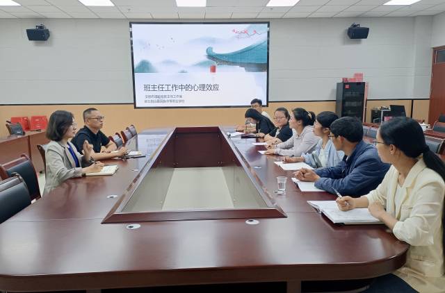 谭超老师（左二）在开展名班主任工作室培训工作。