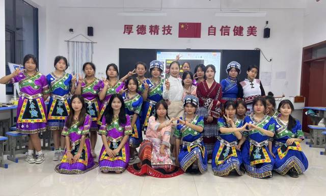 陈力卓老师和同学们在一起。