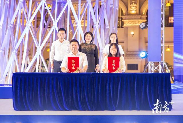 佛山市教研室與樂從鎮政府共同簽署《基礎教育提質框架合作協議》。 受訪者供圖 佛山市教研室與樂從鎮政府共同簽署《基礎教育提質框架合作協議》。 受訪者供圖