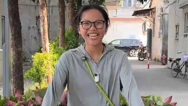 今天再次出摊卖莲花。