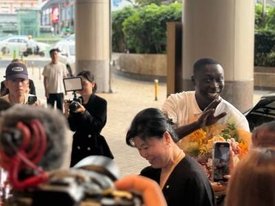 现场直击！全球第二大网红“无语哥”抵达深圳