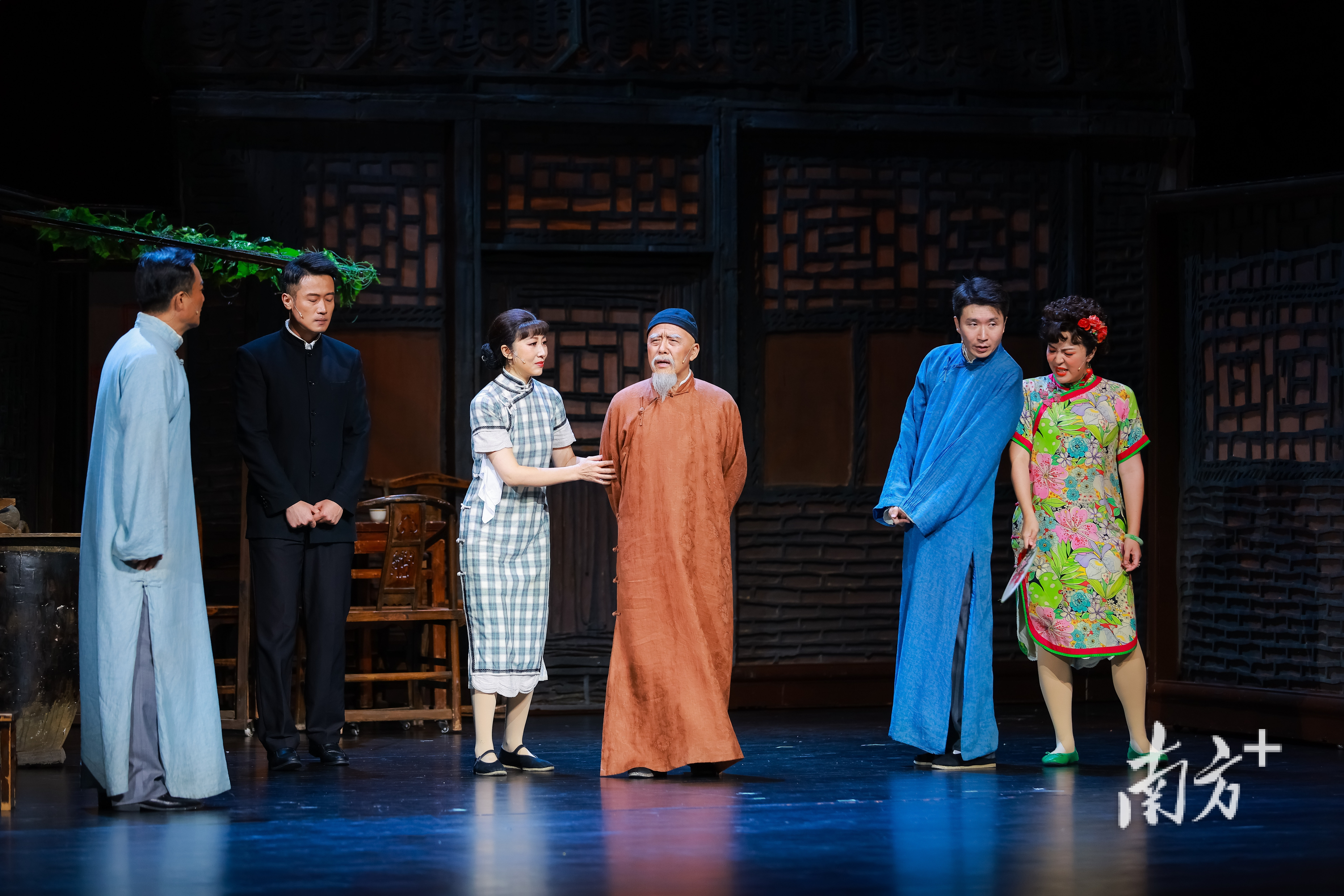 戏骨集结！段奕宏、邢佳栋、田沁鑫携《四世同堂》亮相广州| 大湾区艺术节, image size:5997x4000