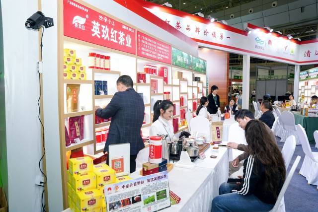 英德红茶展位吸引了众多当地市民驻足品尝。