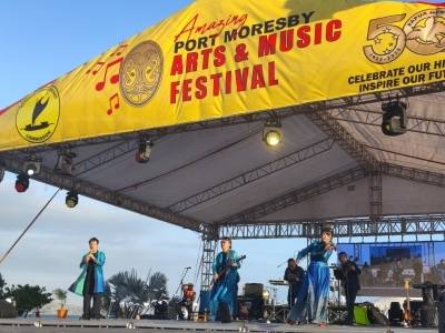 深圳艺术团惊艳南太平洋，高空杂技引万人狂欢