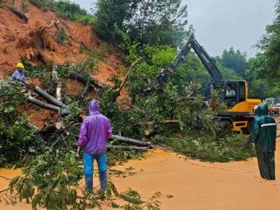 台风“米娜”致潮州部分路段受阻，多部门紧急处置保障通行