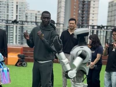 视频 | 全球第二大网红“空降”前海，与机器人尬舞直呼OMG