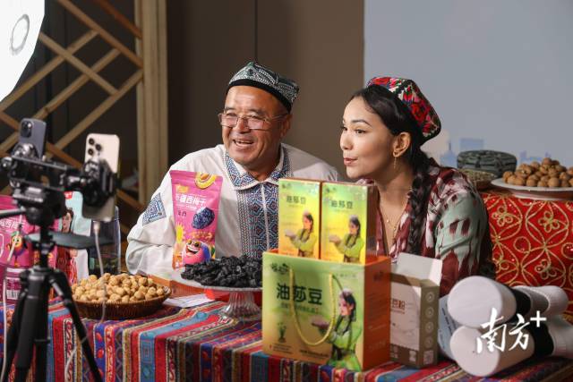 湘妹心宝、吾买尔大叔等主播直播带货三师好物。