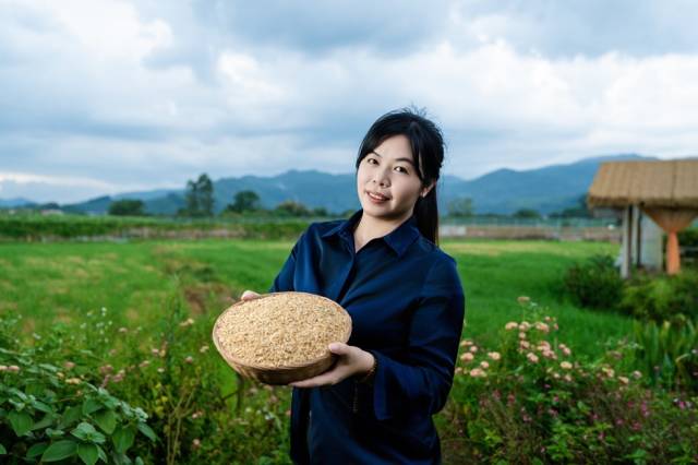 广东农村职业经理人莫丽贤在自家农场种出了“向往的生活”。（黄坚文 摄）