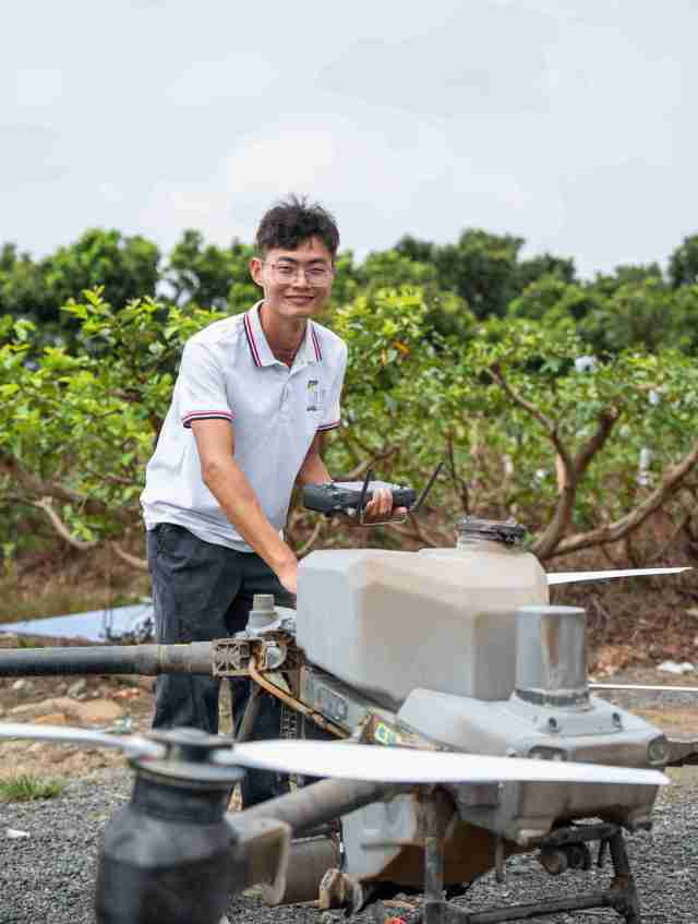 肇庆高要“95后”新农人朱永通运用智慧科技，打造出“乡水甜”胭脂红番石榴。（谭家富 摄）