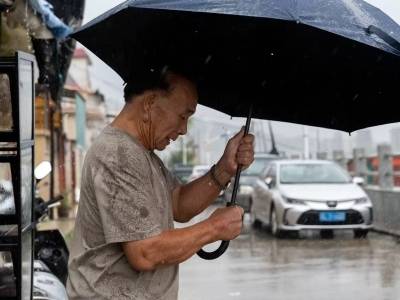 “桦加沙”影响下珠海出现海水倒灌，沿海道路被积水淹没