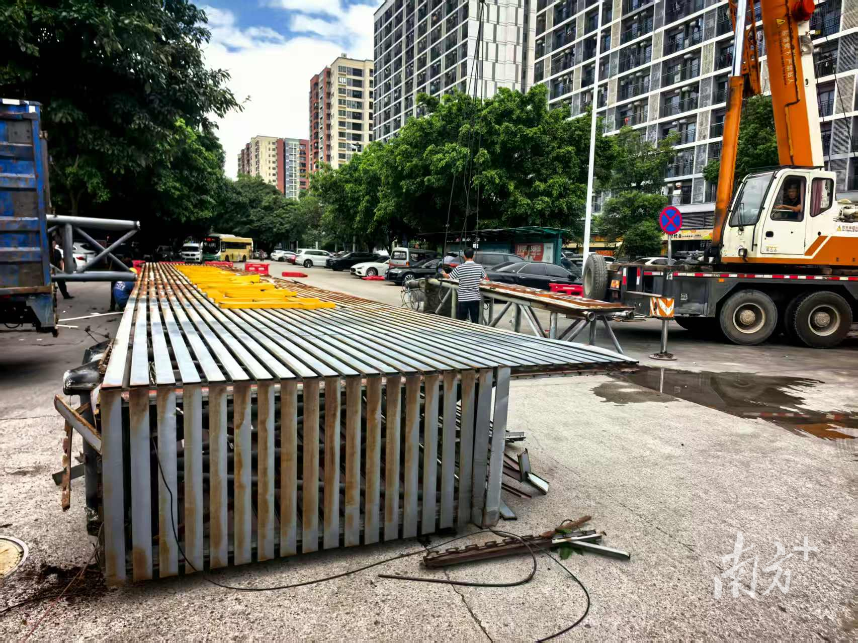 禅城拆除有安全隐患的龙门架广告牌。&nbsp; &nbsp;禅城城管供图