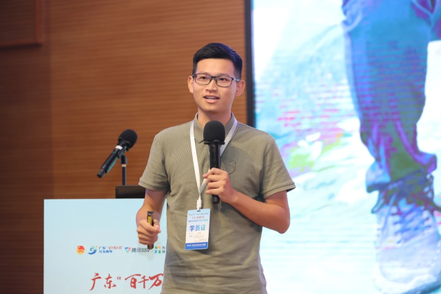 梁志鹏利用电商直播助销当地农产品。 梁志鹏利用电商直播助销当地农产品。