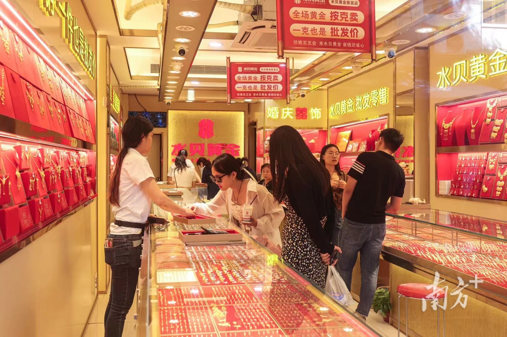 金价飙上3800美元/盎司！为什么？