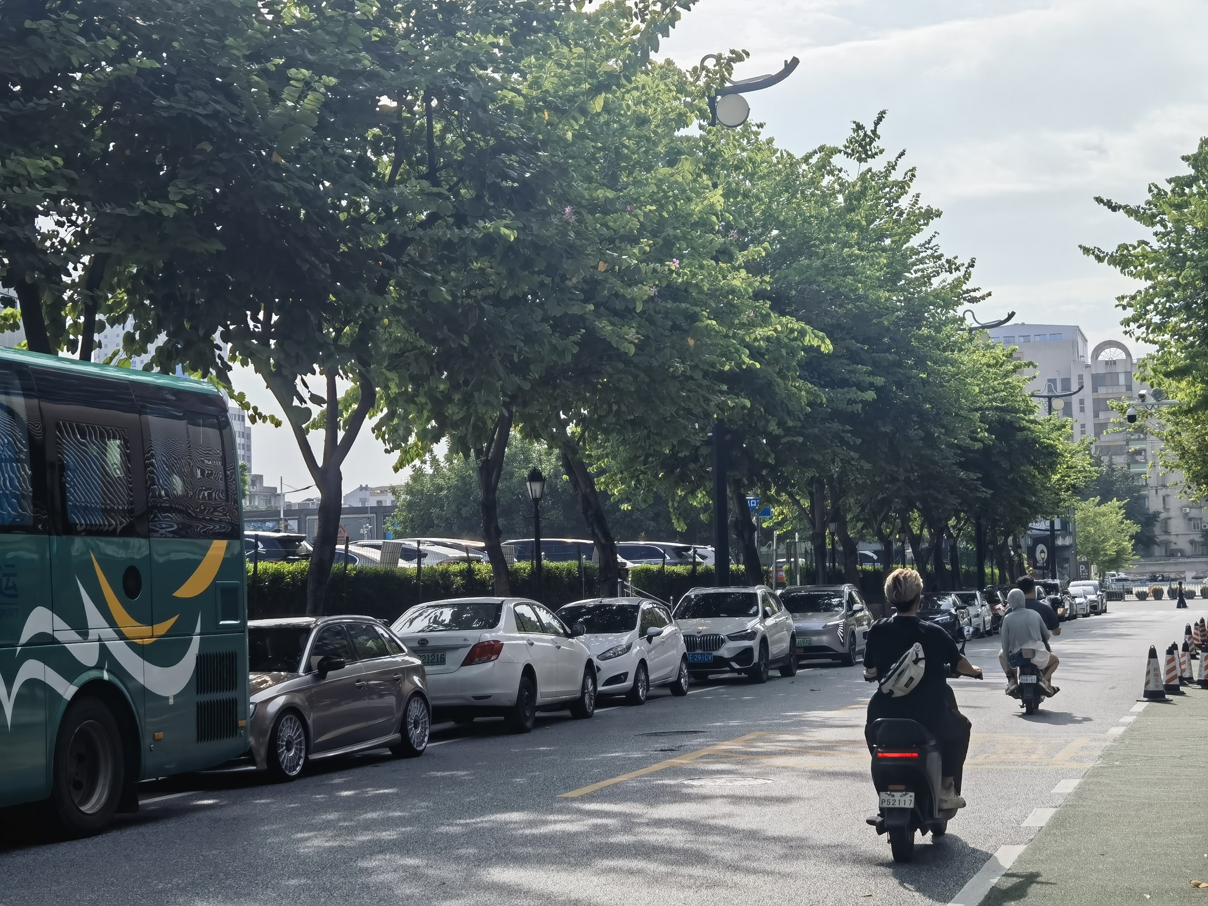 超强台风来临之前，请广大车主将车停放在安全地带。  唐梦 摄