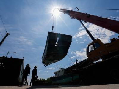 渔民上岸渔船也上岸！阳江渔民为防风将渔船吊起｜一线直击