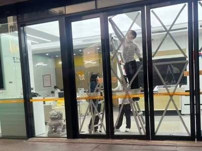 现场直击｜“五停”后的广州街头：市民换上“省鞋”回家，物业加固门窗